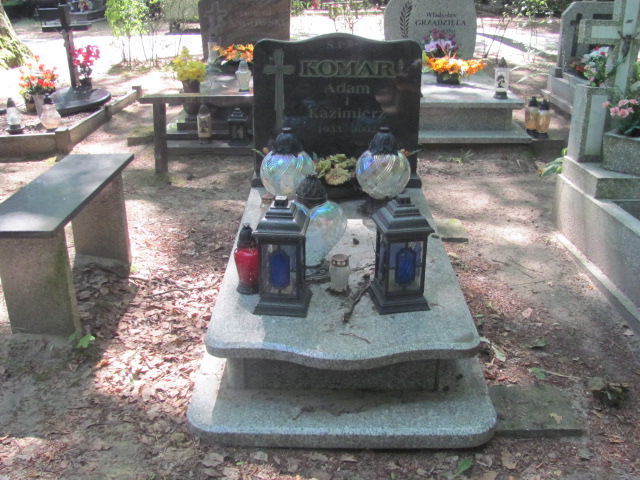 Grób Adam Komar